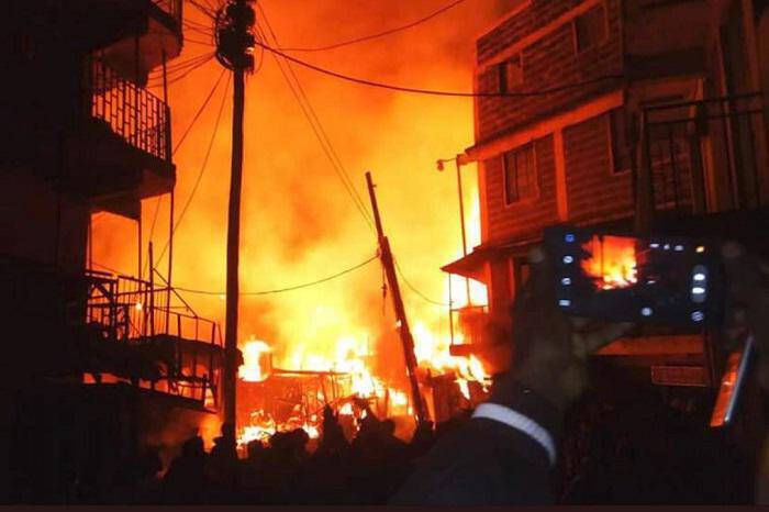 Κένυα: Πυρκαγιά σε υπαίθρια αγορά του Ναϊρόμπι – Δεκαπέντε νεκροί (pics&vid)