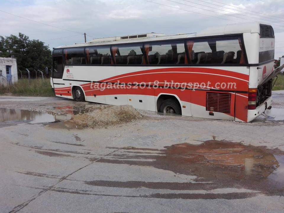Θεσσαλονίκη: Το οδόστρωμα “κατάπιε” λεωφορείο στον Λαγκαδά (pics)