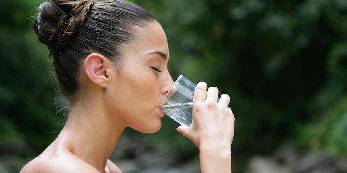 Σημαντική μελέτη: Πόσο νερό πρέπει να πίνουμε κάθε μέρα