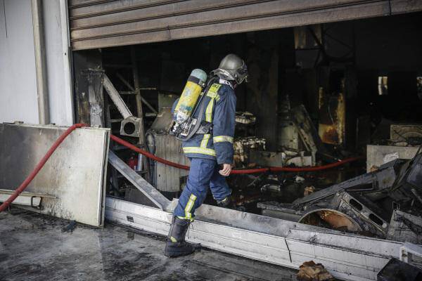 Σε απόγνωση ο επιχειρηματίας Νίκος Καρώνης! 2.000.000 ευρώ η ζημιά από την φωτιά στο κατάστημα [vids, pics]