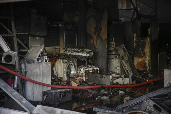 Φωτιά στο Περιστέρι: Ζημιές σε σπίτια, καταστράφηκε ολοσχερώς η επιχείρηση ηλεκτρικών![pics,vid]