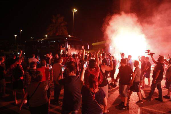 Ολυμπιακός: Πάρτι στο ΟΑΚΑ οι παίκτες, πάρτι στο ΣΕΦ οι οπαδοί![pics]