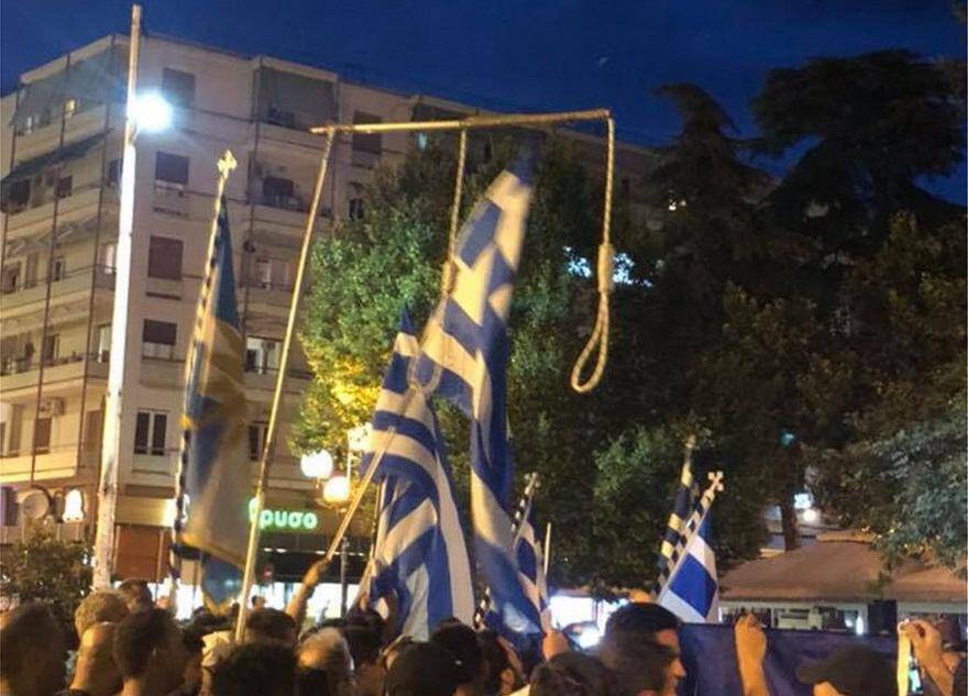 Διαδήλωση στις Σέρρες με κρεμάλες… κατά των βουλευτών ΣΥΡΙΖΑ-ΑΝΕΛ