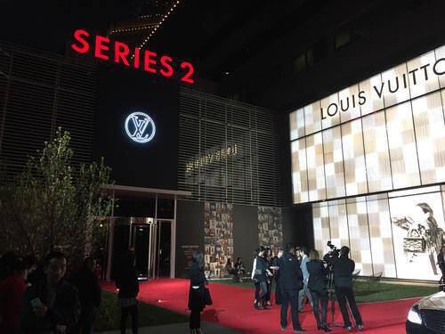 Ο οίκος Louis Vuitton προσέλαβε… μάγο για να μη βρέξει