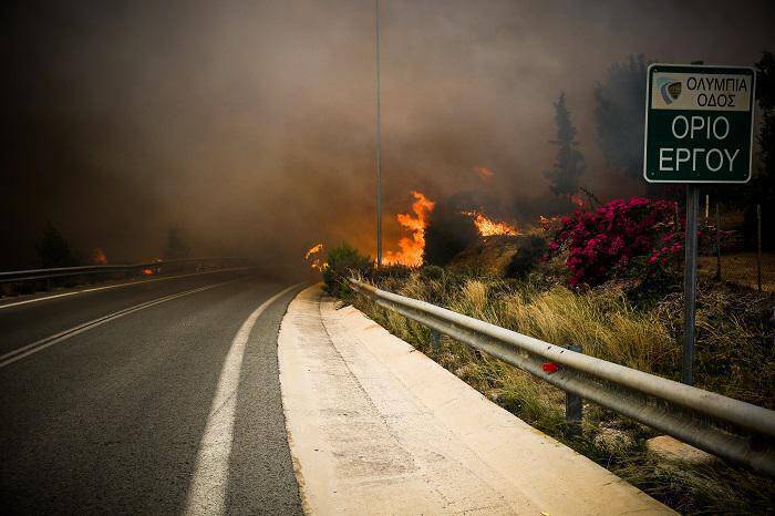 Αναστέλλονται τα διόδια στην Αττική οδό λόγω της φωτιάς