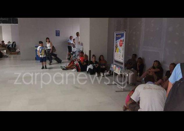 Λόγω Fraport, καθισμένοι στο πάτωμα περιμένουν οι επιβάτες του αεροδρομίου στα Χανιά (pics)