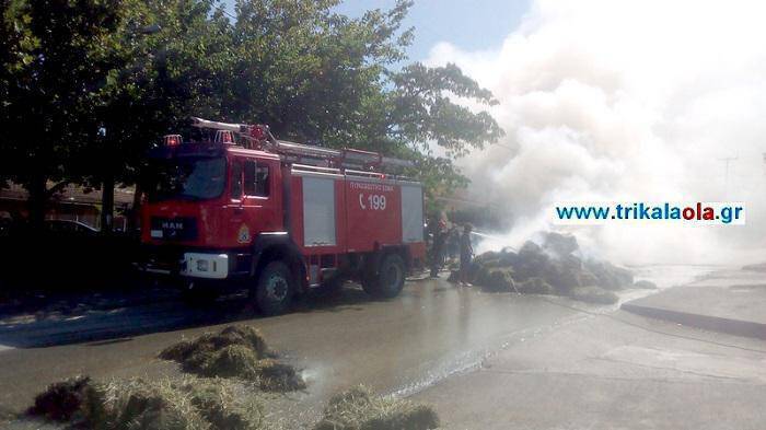 Τρίκαλα: Φορτηγό με φλεγόμενα δέματα χορτάρι πέρασε μέσα από χωριό (pic&vid)