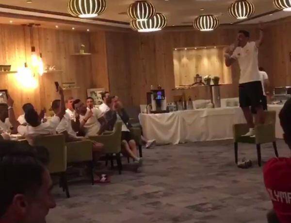 Λάζαρος Χριστοδουλόπουλος: Τρολάρει ΑΕΚ τραγουδώντας σε καρέκλα τον ύμνο του Ολυμπιακού![vid]