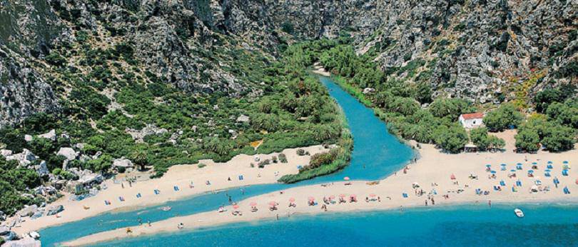 Μαγική παραλία με φοίνικες στην Κρήτη