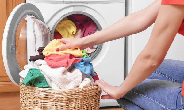 Πώς θα σώσετε τα ρούχα σας που έβαψαν στο πλυντήριο