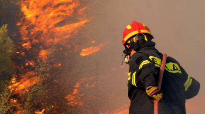 Φωτιά τώρα στην Εύβοια: Στο ΚΑΤ με εγκαύματα πυροσβέστης