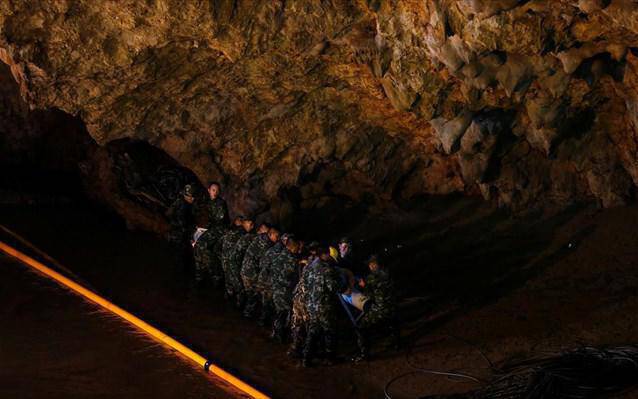 Ταϊλάνδη: Βγήκε και όγδοο παιδί από το σπήλαιο – Σταματά για σήμερα η επιχείρηση