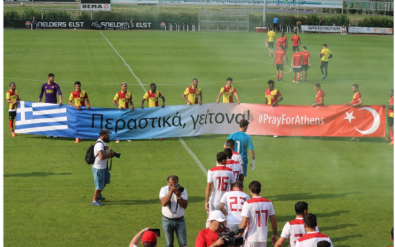 Το συγκινητικό πανό τουρκικής ομάδας για την τραγωδία στην Ελλάδα