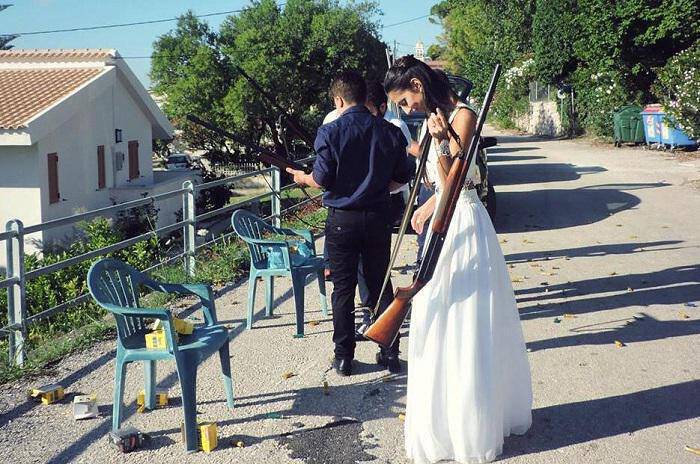 Κεφαλονιά: Η νύφη πήγε στην εκκλησία κρατώντας καραμπίνα! (pic)