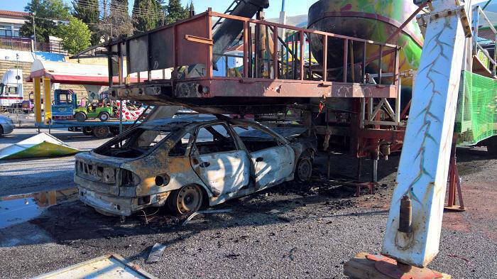 Κοζάνη: Αυτοκίνητο «καρφώθηκε» κάτω από παιχνίδι λούνα παρκ και πήρε φωτιά (pics&vid)