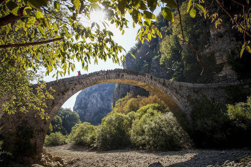 Το εντυπωσιακό πέτρινο γεφύρι του Κόκκορη στο Ζαγόρι (εικόνες)