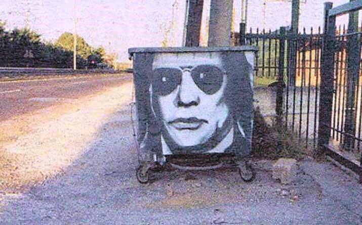 Γκράφιτι σε κάδο απορριμμάτων έγινε ο Ηλίας Ψινάκης