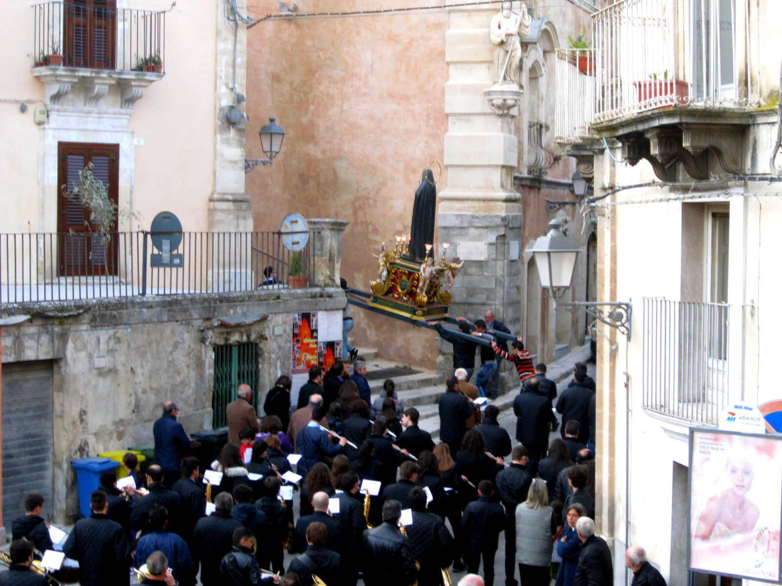 Ιταλία: Διεκόπη τελετή περιφοράς – Μαφιόζος ήθελε να σηκώσει άγαλμα της Παρθένου