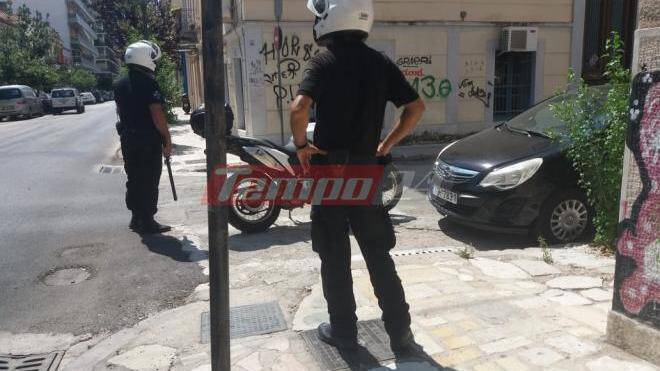 Συναγερμός στην Πάτρα: Νεαρός απειλεί να αυτοπυρποληθεί στο κέντρο της πόλης