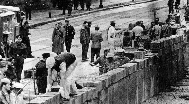 Σαν σήμερα η Ανατολική Γερμανία αρχίζει το κτίσιμο του τείχους του Βερολίνου