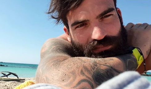 Ο Δημήτρης Αλεξάνδρου ποζάρει γυμνός στο Instagram!