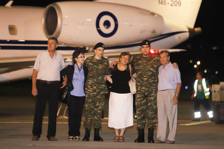 Ελληνες στρατιωτικοί: Το παρασκήνιο και οι 4 παρεμβάσεις που οδήγησαν στην απελευθέρωση