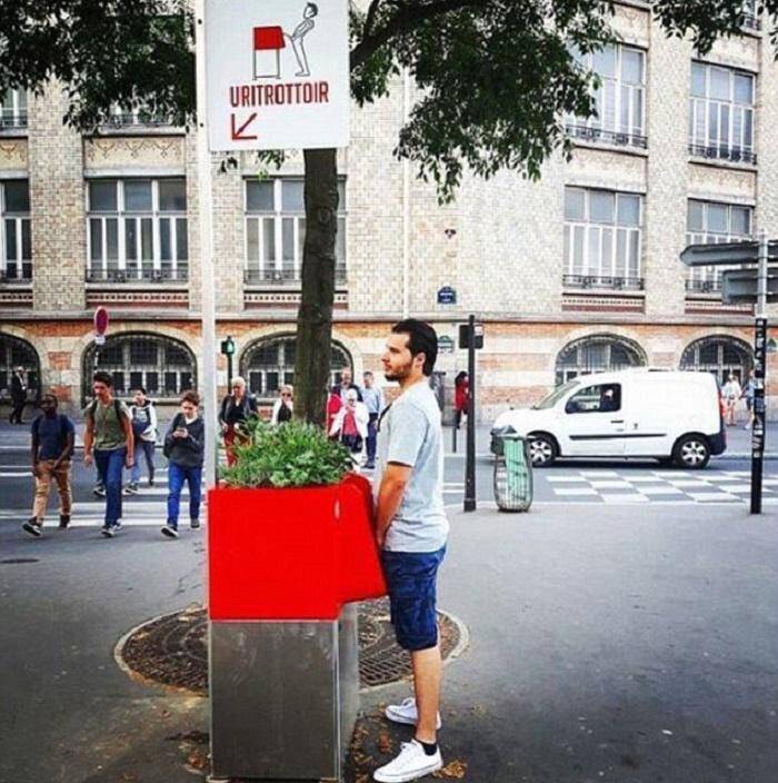 Αντιδράσεις στο Παρίσι για τα ανοιχτά ουρητήρια που τοποθετήθηκαν κοντά σε τουριστικά αξιοθέατα