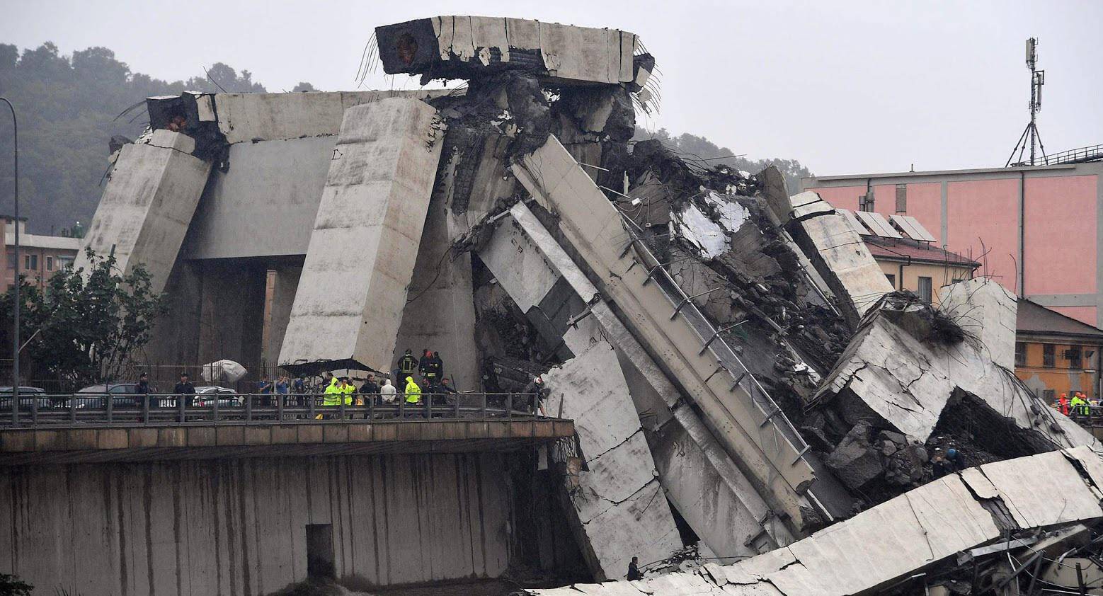 Πέντε αγνοούμενοι μετά την κατάρρευση της γέφυρας στη Γένοβα
