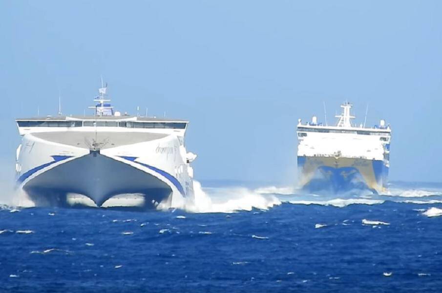 Τρομερή κόντρα πλοίων έξω από το λιμάνι της Μυκόνου (βίντεο)