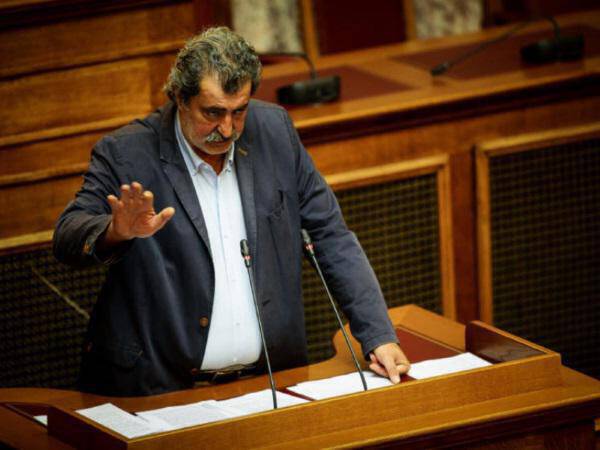 Ο Παύλος Πολάκης ειρωνεύεται τον Κώστα Μπακογιάννη για τις αντιγκράφιτι πανάκριβες ζαρντινιέρες