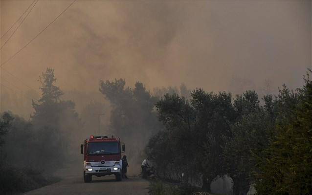Ανεξέλεγκτη η φωτιά στην Εύβοια-Εκκενώνονται χωριά (βίντεο)