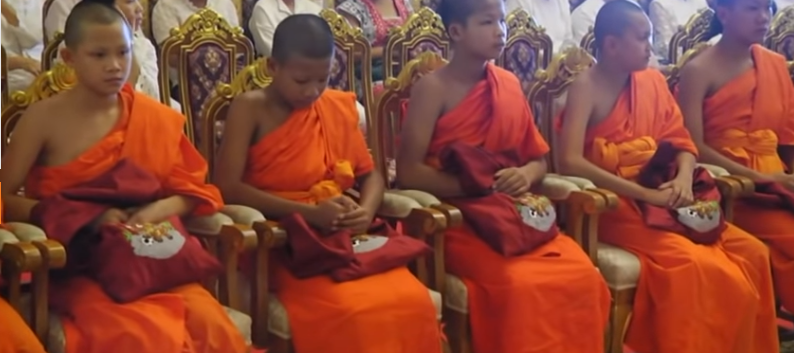 Ταϊλάνδη: Οι μικροί «αγριόχοιροι» χειροτονήθηκαν βουδιστές μοναχοί
