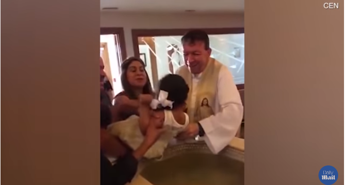 Αξέχαστη πρόκειται να μείνει σε έναν ιερέα στο Μεξικό μια βάφτιση (vid)