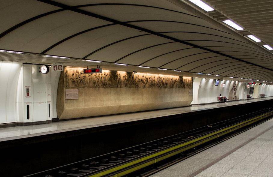 Ζωντανή απεγκλωβίστηκε η γυναίκα που έπεσε στις γραμμές του Μετρό