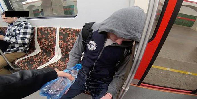 20χρονη ρίχνει χλωρίνη σε άνδρες που κάθονται με ανοικτά πόδια στο Μετρό