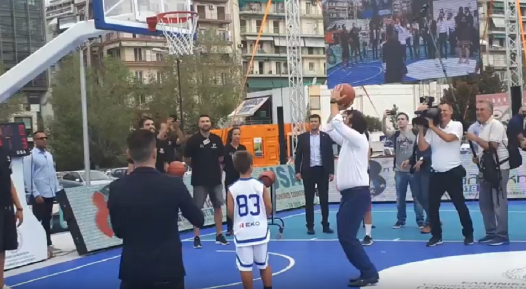 ΔΕΘ 2018: Ο Αλέξης Τσίπρας παίζει μπάσκετ (vid)
