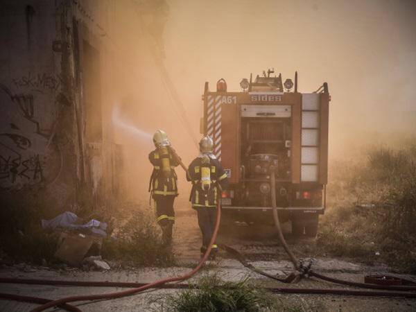 Φωτιά τώρα σε μάντρα αυτοκινήτων στα Άνω Λιόσια – Έκλεισε η έξοδος της Αττικής Οδού