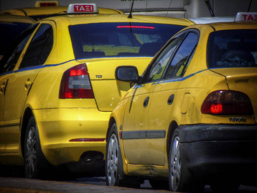 Θύελλα αντιδράσεων για τον ταξιτζή  – Το ΣΑΤΑ ζητά να του αφαιρεθεί η άδεια