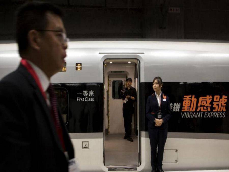Δέος! «Τρέχει» το τρένο υψηλής ταχύτητας στο Χονγκ Κονγκ (vid)