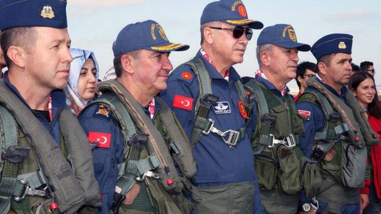 Ο Ερντογάν φορά στολή πιλότου και προκαλεί για την εισβολή στην Κύπρο