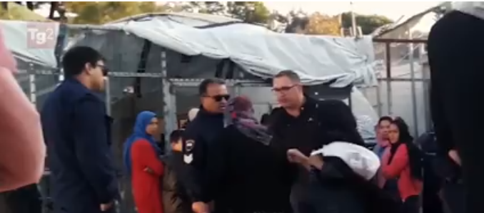 Περνούν ΕΔΕ οι αστυνομικοί που «τραμπουκίζουν» ηλικιωμένη πρόσφυγα στη Μόρια (vid)