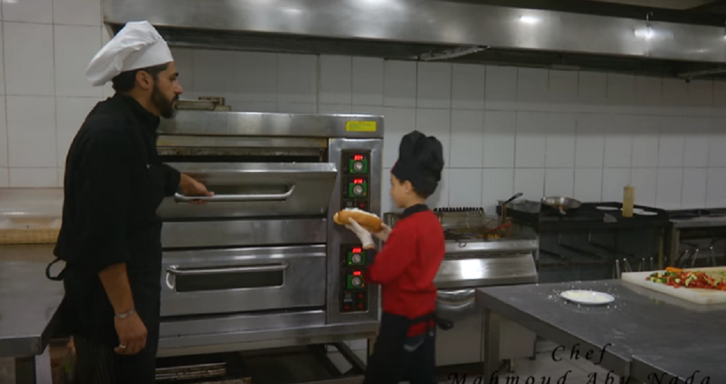 Συγκίνηση από τον 11χρονο με λευχαιμία – Είναι το απόλυτο ταλέντο στη μαγειρική (vid)