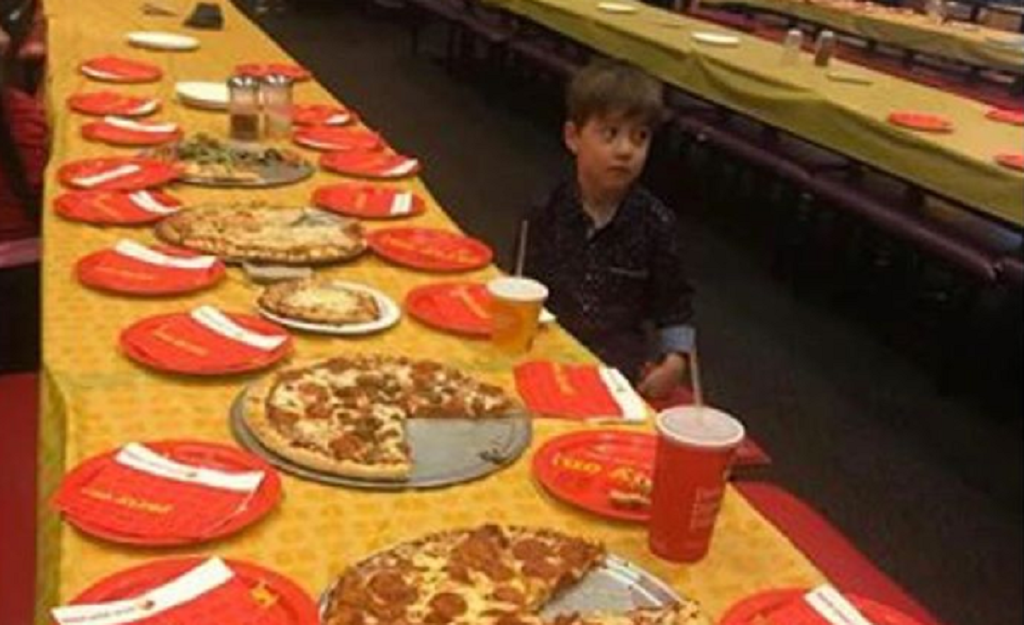 Ο μικρός που κάλεσε 32 φίλους στα γενέθλιά του και κανείς δεν πήγε