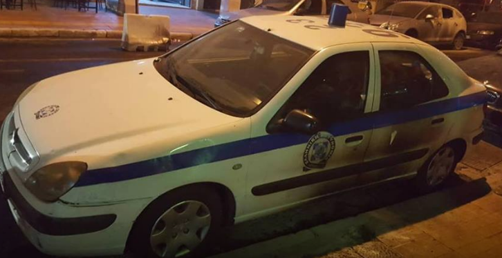 Κουκουλοφόροι προκάλεσαν φθορές σε περιπολικό στο κέντρο της Αθήνας