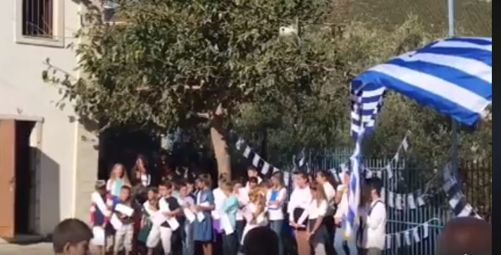 Μαθητές στη Χειμάρρα έψαλλαν τον Εθνικό Ύμνο και συγκίνησαν τους Έλληνες της Βορείου Ηπείρου