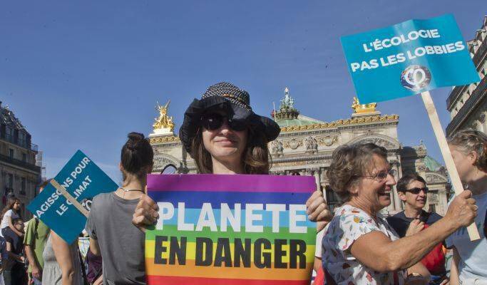 Στους δρόμους οι Γάλλοι για την κλιματική αλλαγή (pics)