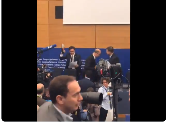 Ιταλός ευρωβουλευτής έβγαλε το παπούτσι και πάτησε σημειώσεις του Μοσκοβισί