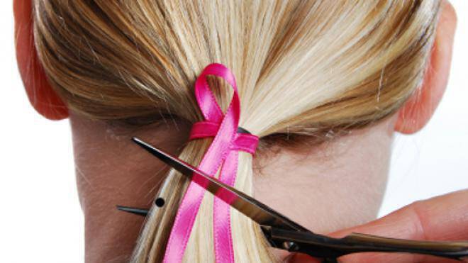 Ποια υφυπουργός δώρισε τα μαλλιά της για καρκινοπαθείς γυναίκες