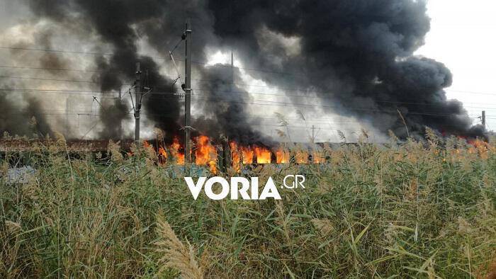 Θεσσαλονίκη: Φωτιά σε βαγόνια του ΟΣΕ στο Κορδελιό (pic&vid)