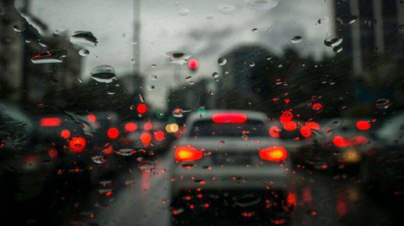 Αθήνα: Η βροχή προκαλεί κομφούζιο στους δρόμους